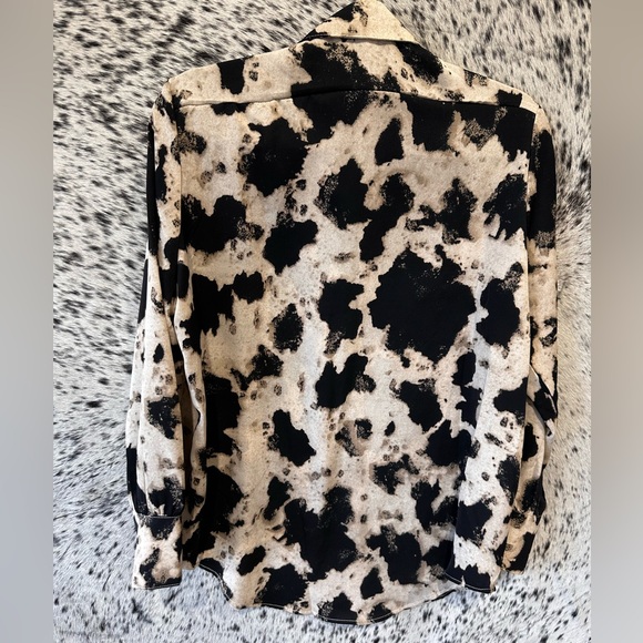 Shein Cowhide print button down women’s top - Picture 3 of 3